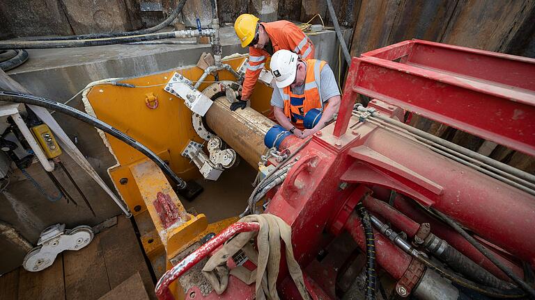 Erste vorbereitende Arbeiten für die unterirdische Verlegung des SuedLink-Kabel haben begonnen, wie hier am Umspannwerk in Großgartach bei Heilbronn. Dort soll einer der beiden SuedLink-Stränge zwischen Nord- und Süddeutschland enden, der andere in Bergrheinfeld bei Schweinfurt.