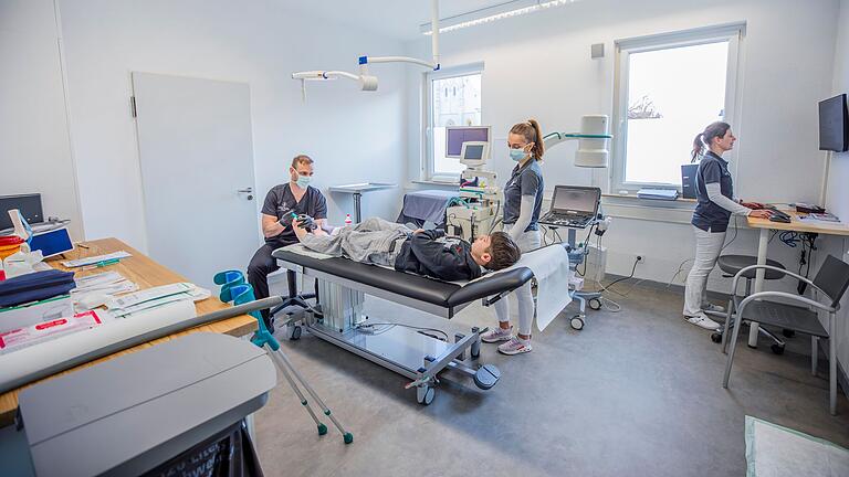 Christian Schmidt bei der Arbeit im Operationszimmer: Kleine Operationen können die Ärzte in der Praxis durchführen. Wenn eine Narkose nötig ist, geht es ins Eberner Krankenhaus. Christian Schmidt bei der Arbeit im Operationszimmer: Kleine Operationen können die Ärzte in der Praxis durchführen. Wenn eine Narkose nötig ist, geht es ins Eberner Krankenhaus.