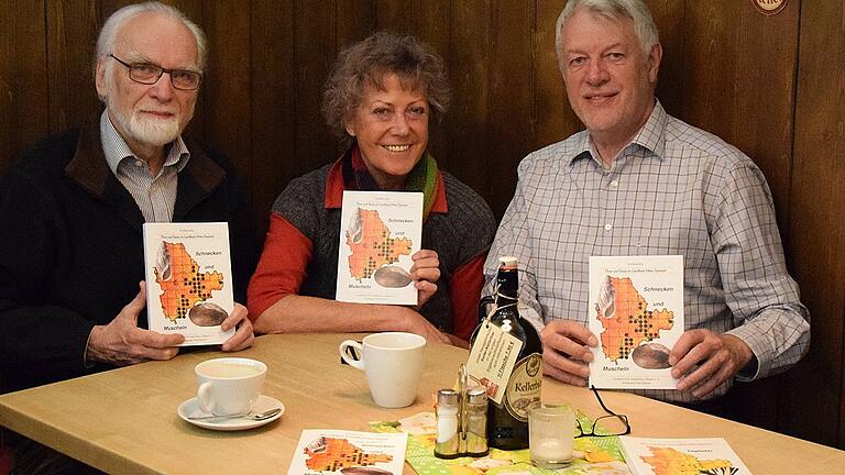 Klaus Kittels Buch über Schnecken und Muscheln im Landkreis Main-Spessart stellten am Mittwoch vor (von links) Walter Malkmus, Theresia Kittel und Hartwig Brönner. Klaus Kittels Buch über Schnecken und Muscheln im Landkreis Main-Spessart stellten am Mittwoch vor (von links) Walter Malkmus, Theresia Kittel und Hartwig Brönner.