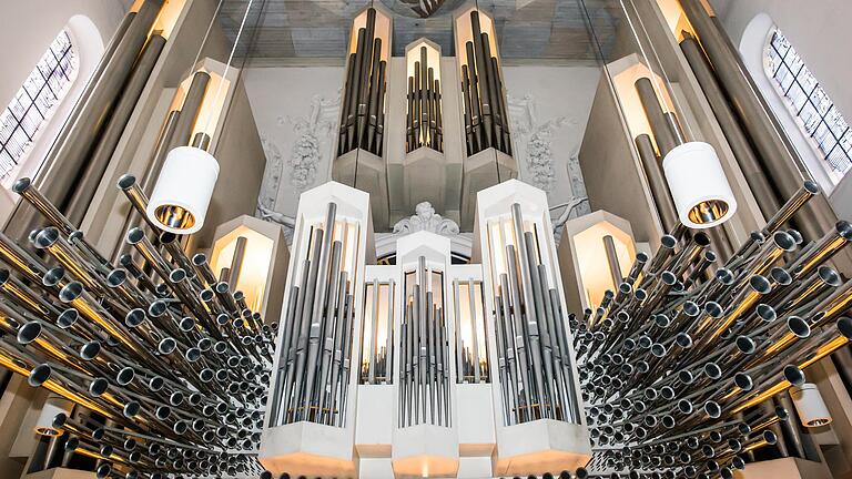 Wie ein gotischer Flügelaltar: Der Prospekt der Würzburger Domorgel prägt sich dem Gedächtnis ein. Wie ein gotischer Flügelaltar: Der Prospekt der Würzburger Domorgel prägt sich dem Gedächtnis ein.