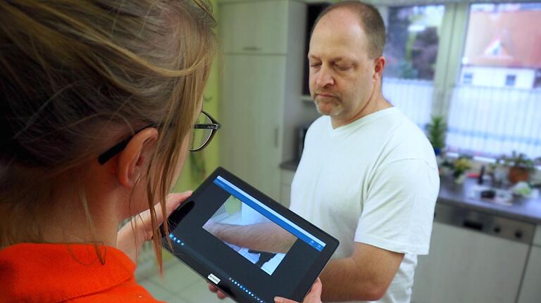 Per Videoschalte kann die Pflegekraft mit dem Arzt in der Praxis kommunizieren und über die Behandlung des Patienten beraten. Per Videoschalte kann die Pflegekraft mit dem Arzt in der Praxis kommunizieren und über die Behandlung des Patienten beraten.