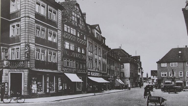 Bücher, Papier, aber auch Musikinstrumente gab es bei Franz Köhler, daneben ist das Conditorei-Café.