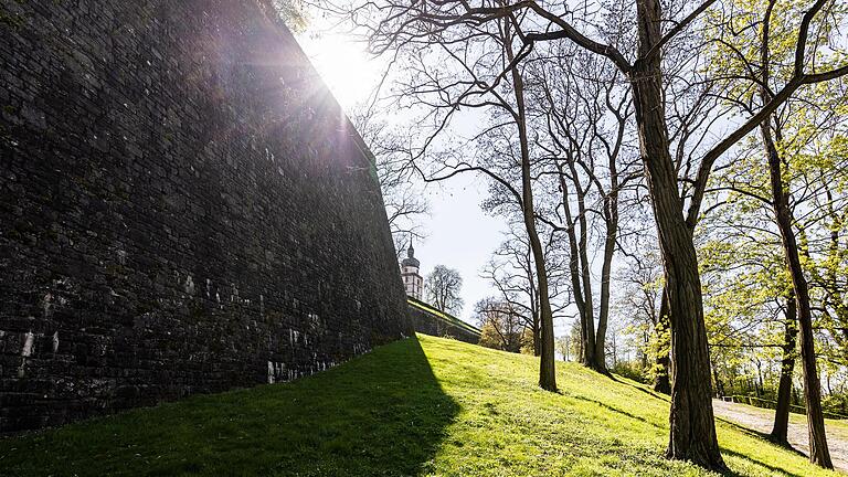 Das Gelände der Festung Marienberg bietet auch an heißen Tagen manch schattiges Plätzchen.