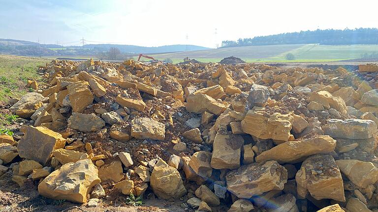 Gelbe Steine auf der Baustelle der Wiesenfelder Umgehung zwischen Wiesenfeld und Hausen. Gelbe Steine auf der Baustelle der Wiesenfelder Umgehung zwischen Wiesenfeld und Hausen.
