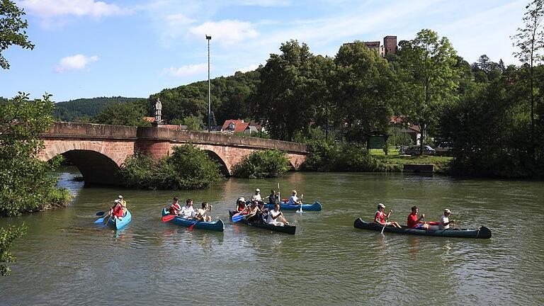 Kanufahrt auf der Tauber - Vor allem bei Hitze ein Vergnügen: Kanufahrer auf der Tauber bei Gamburg.. Kanufahrt auf der Tauber - Vor allem bei Hitze ein Vergnügen: Kanufahrer auf der Tauber bei Gamburg..