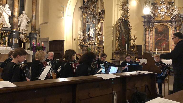 Das Akkordeonorchester der Musikschule unter der Leitung von Gerriet Heuten (rechts) überzeugte mit gefühlvollen Harmonien beim Adventskonzert vor der prachtvollen Kulisse des Chorraums in der Stadtpfarrkirche.