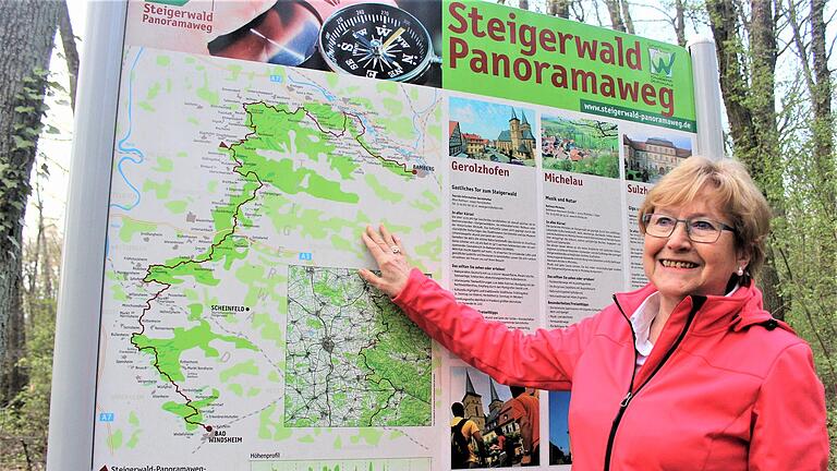 Stolzer Fingerzeig: Waltraud Steinmetz aus Gerolzhofen ist für den 160 Kilometer langen Steigerwald-Panoramaweg zuständig.