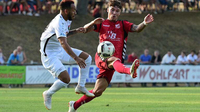 Mit Schweinfurt 05 traf Dominik Weiß (links) 2018 erstmals auf den TSV Aubstadt, wo er bis vor kurzem unter Vertrag stand (rechts Ingo Feser).