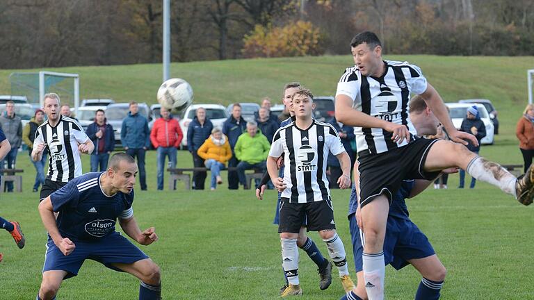 Alin Ionita (rechts) war der gefeierte Held des TSV Volkers mit seinem goldenen Tor bei der SG Oberleichtersbach/Modlos um Kapitän Frank Brückner. Foto: ssp       -  Alin Ionita (rechts) war der gefeierte Held des TSV Volkers mit seinem goldenen Tor bei der SG Oberleichtersbach/Modlos um Kapitän Frank Brückner. Foto: ssp