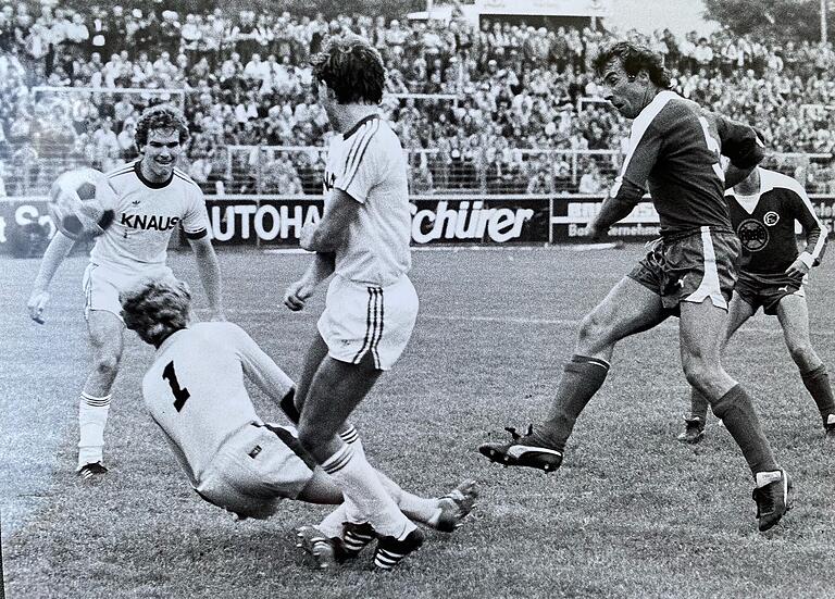 Arno Oppmann (links) 1980 im DFB-Pokalspiel der Würzburger Kickers gegen Fortuna Düsseldorf. Der Bundesligist siegte 2:0.