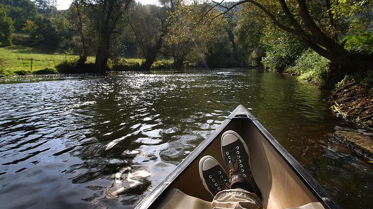 Bei einer Kanutour auf der Fränkischen Saale ist eine 16-jährige Schülerin verletzt worden. Ein Angler setzte den Notruf ab. (Symbolfoto) Bei einer Kanutour auf der Fränkischen Saale ist eine 16-jährige Schülerin verletzt worden. Ein Angler setzte den Notruf ab. (Symbolfoto)