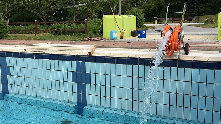 Mit einer Schlauchkonstruktion wurden die Freibäder im Wonnemar befüllt. Mit einer Schlauchkonstruktion wurden die Freibäder im Wonnemar befüllt.
