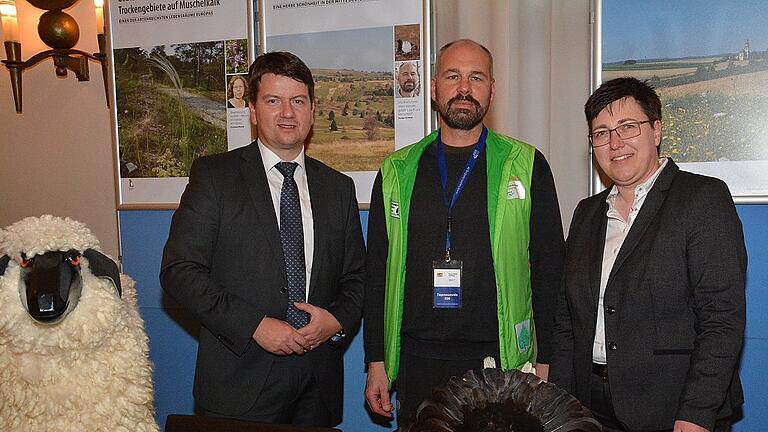Landtagsabgeordneter Sandro Kirchner (links) und Birgit Erb ließen sich von Torsten Kirchner seine Arbeit als Schutzbetreuer in der Langen Rhön vorstellen. Bildrecht: Umweltministerium
