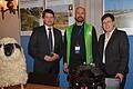 Landtagsabgeordneter Sandro Kirchner (links) und Birgit Erb ließen sich von Torsten Kirchner seine Arbeit als Schutzbetreuer in der Langen Rhön vorstellen. Bildrecht: Umweltministerium
