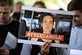 Eine Demonstrantin hält ein Bild von der 'Sea-Watch'-Kapitänin Carola Rackete mit der Aufschrift '#FREECAROLA!' in der Hand. Mit einer Mahnwache haben am Dienstag etwa 100 Menschen vor dem italienischen Generalkonsulat in Köln für die Freilassung der Kapitänin demonstriert.&nbsp;
