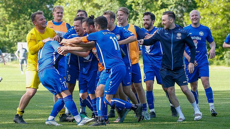 Der letzte Erste: Bis der ETSV Würzburg die Meisterschaft in der Fußball-Kreisliga Würzburg 1 feiern konnte, dauerte es bis zum letzten Spieltag der Saison 2022/23.