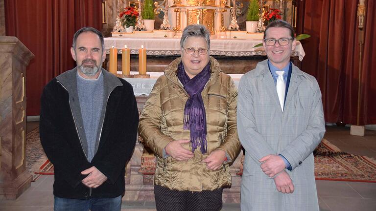 Auf dem Foto zu sehen (von links): Arnold Fleischmann als Vertreter der Kirchenverwaltung, Marlene Schäffner, Michael Schäffner als Vertreter des Pfarreiteams.