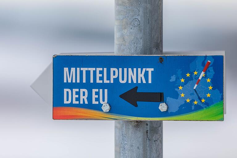 Im Gemeindegebiet von Veitshöchheim liegt seit dem Brexit der geografische Mittelpunkt der Europäischen Union. Im Gemeindegebiet von Veitshöchheim liegt seit dem Brexit der geografische Mittelpunkt der Europäischen Union. 