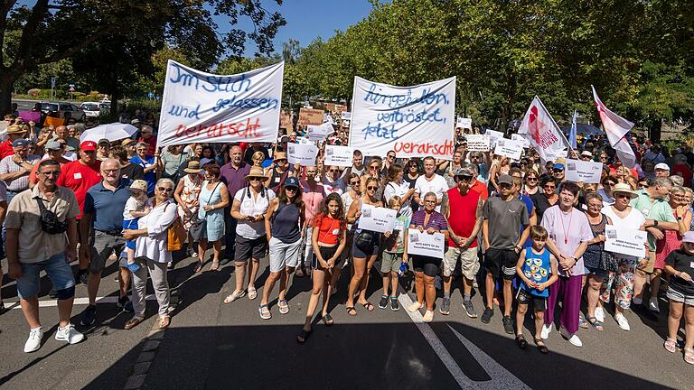 Mehr als 500 Menschen kamen zur großen Kundgebung der Gewerkschaft Verdi auf dem Messeplatz, nahe der Kunsthalle, als Protest gegen die Schließung des Krankenhauses St. Josef in Schweinfurt durch die Kongregation der Schwestern des Erlösers.