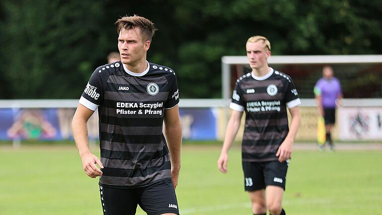 Nahm nach nur sieben Spielen in der Fußball-Bezirksliga Ost wieder seinen Hut: Bergrheinfelds Ex-Spielertrainer Fabio Feidel (links), der die Mannschaft erst zum Saisonbeginn übernommen hatte.