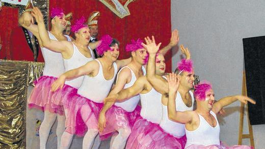 Was für ein Anblick: Das Männerballett &bdquo;Rongerschehopfer&ldquo; präsentierte sich bei der ersten Prunksitzung der Remlinger Faschings Gesellschaft (RFG) in pinken Tütüs.