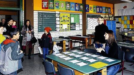 Das offene Klassenzimmer: Viele Besucher – Schüler wie auch Erwachsene – strömten an der Mittelschule Mellrichstadt in das liebevoll gestaltete Klassenzimmer der 6b, wo sie von den Lehrerinnen Sindy Hofmann (rechts stehend) und Nadine Bachmann empfangen wurden. Das offene Klassenzimmer: Viele Besucher – Schüler wie auch Erwachsene – strömten an der Mittelschule Mellrichstadt in das liebevoll gestaltete Klassenzimmer der 6b, wo sie von den Lehrerinnen Sindy Hofmann (rechts stehend) und Nadine Bachmann empfangen wurden.