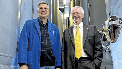 Zwischen den Lagertanks: Oppmann-Vorstand Albert Friedrich (rechts) mit seinem Kellermeister Josef Sauer in der neuen Sektkellerei.