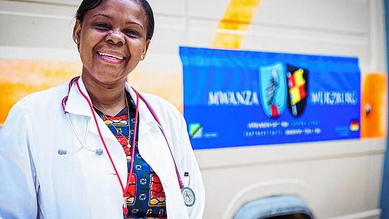Menschen in Mwanza &ndash; Heute: Ärztin Hyasinta Jaka       -  Mein Name ist Hyasinta Jaka. Ich bin 41 Jahre alt, verheiratet und Mutter von zwei Kindern. Ich bin Dozentin an der CUHAS, der katholischen medizinischen Universität in Mwanza und arbeite als Ärztin im Bugando Krankenhaus. Dort leite ich die Abteilung für Gastroenterologie und Hepatologie. Ich wurde im Rahmen der Kooperation in Würzburg in drei Krankenhäusern ausgebildet: im Universitätsklinikum, im Juliusspital und in der Missionsärztlichen Klinik. Letztes Jahr wurde ich vom Missio-Institut als PhD-Stipendiatin ausgewählt für das Programm &bdquo;Trianguläre Partnerschaft&ldquo;. Nach Abschluss des PhD-Programms werde ich Dr. Dr. Hyasinta Jaka sein.   Ich habe früh beschlossen, dass ich Medizin studiere. Wir waren sechs Geschwister in der Familie. Zwei Brüder starben. Einer an AIDS, der andere an Blutkrebs. Ich wollte Ärztin werden, damit ich anderen Menschen in meinem Land dienen kann. Auch in meiner Freizeit engagiere ich mich. Gemeinsam mit meinen Studenten verarzte ich samstags die Wunden von Straßenkindern. Ich freue mich, von den Menschen aus Würzburg interviewt zu werden, denn ich kenne die Stadt. Als berufstätige Mutter möchte ich den Menschen in Deutschland einen Rat geben: Gerade wenn Sie eine gute Ausbildung haben, vergessen Sie nicht, Kinder zu bekommen. Wenn man ein stressiges Berufsleben hat und abends zuhause von den Kindern empfangen wird, mich macht das glücklich. Foto: Sarah Knauth  Zum 50-jährigen Jubiläum der  Partnerschaft zwischen Würzburg und Mwanza (Tansania) blicken wir hinter  die Fassade der tansanischen Stadt und stellen Menschen aus Mwanza vor, die einen Bezug zu Würzburg haben. Sie erzählen selbst, was sie mit der Partnerstadt verbinden.