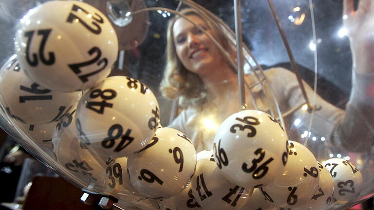 Lottozahlen       -  ARCHIV - 'Lottofee' Franziska Reichenbacher schaut im Studio des Hessischen Rundfunks im Maintower in Frankfurt durch die Plexiglaskugel des Ziehungsgerätes (Archivfoto vom 03.09.2005).