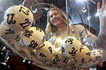 Lottozahlen       -  ARCHIV - 'Lottofee' Franziska Reichenbacher schaut im Studio des Hessischen Rundfunks im Maintower in Frankfurt durch die Plexiglaskugel des Ziehungsgerätes (Archivfoto vom 03.09.2005).