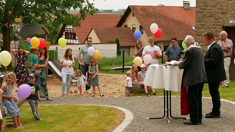 Pfarrer Ivar Brückner aus Obereisenheim und Augustinerpater Edmund Popp aus Fährbrück bei der Segnung des neu gestalteten Spielplatzes in Rieden.