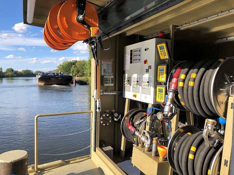 An zwei Abgabestellen auf dem Bunkerschiff können die Binnenschiffer-Kunden tanken. Das Gasöl kann aus jedem Tank zu jedem Schlauch geleitet werden.