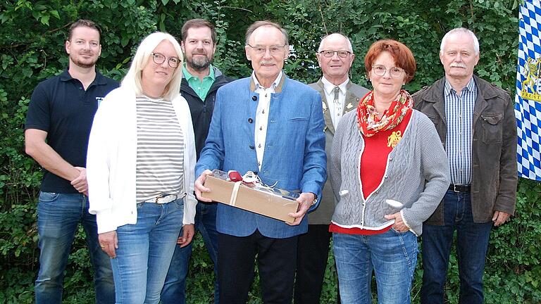 Alle freuten sich über die großzügige Spende (von links): Julian Schick (Feuerwehr), Sandra Benkert (Kindergarten), Michael Dümig (FC Roden), Norbert Redelbach, Manfred Redelbach (Schützen), Karin Steinbauer (Verschönerungsverein) und Horst Schmitt (Musik).