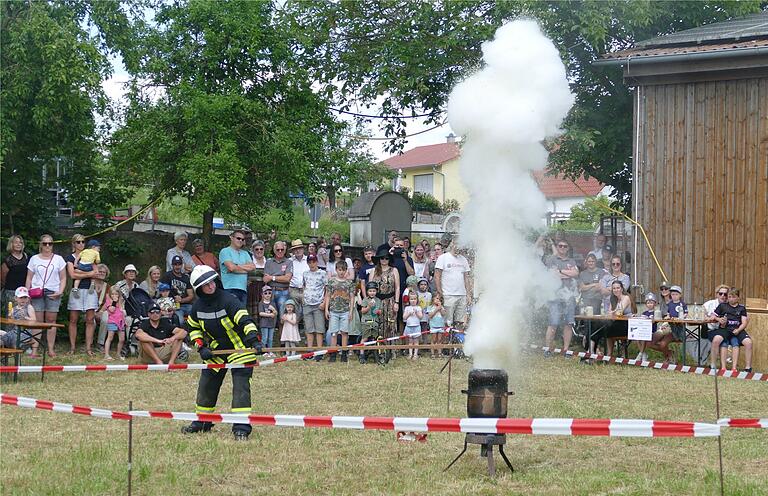 Wenn das Fett im Kochtopf überhitzt ist und in Brand gerät, muss gelöscht werden – nur keinesfalls mit Wasser.