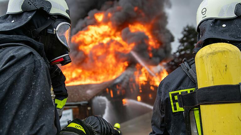 Harter Einsatz für 15 Feuerwehren: Sie mussten am Donnerstagabend den Großbrand einer Lagerhalle in Gereuth (Lkr. Haßberge) löschen, in der 70 Fahrzeuge abgestellt waren.