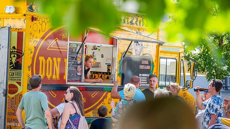 Für die kulinarische Versorgung der Gäste sind die Foodtrucks am Marktplatz zuständig. Für die kulinarische Versorgung der Gäste sind die Foodtrucks am Marktplatz zuständig.
