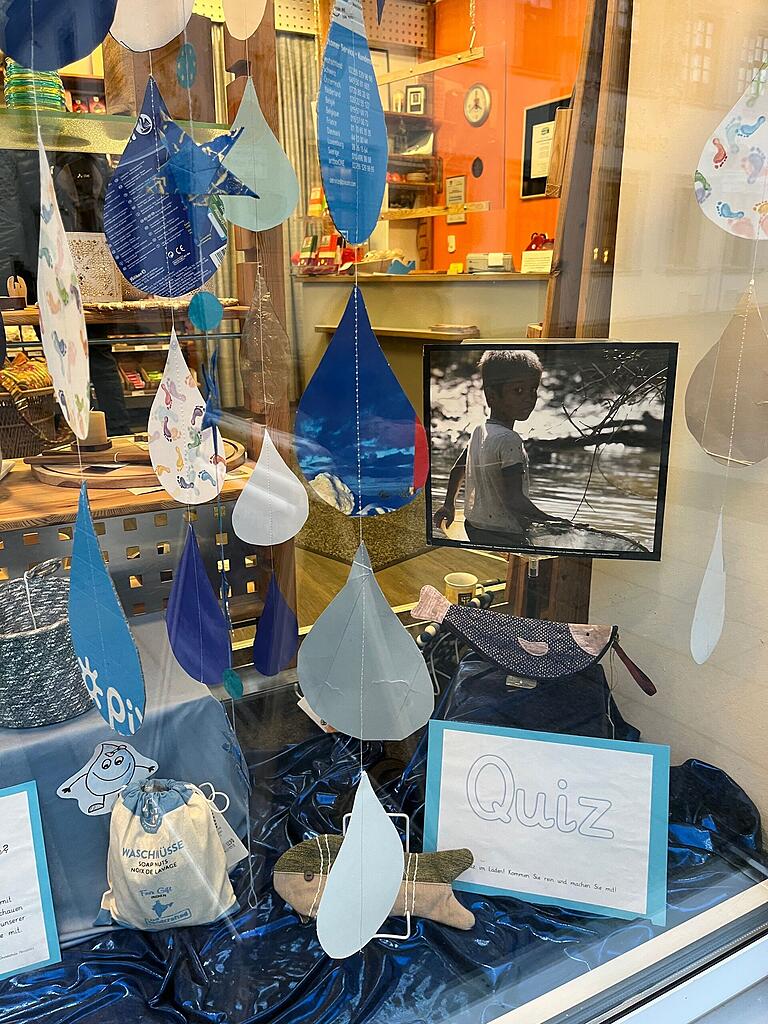 Das Schaufenster im Weltladen zum Thema 'Wasser' Das Schaufenster im Weltladen zum Thema 'Wasser'