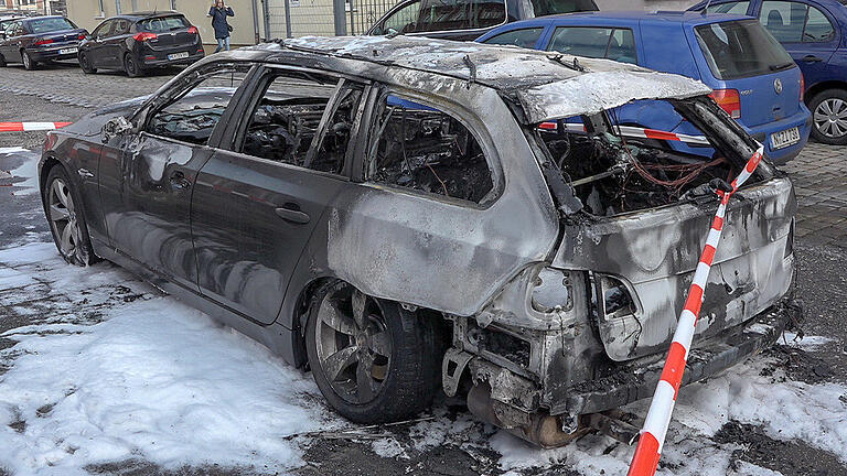 Neunjähriger erhält Rettungsmedaille       -  ARCHIV - 26.03.2019, Bayern, Nürnberg: Ein ausgebranntes Fahrzeug steht auf einer Straße. Ein neunjähriger Bub hat seine zweijährige Schwester aus diesem brennenden Auto gerettet. Die Geschwister hatten zunächst alleine im Auto auf ihre Mutter gewartet, die ihr drittes Kind in einem Nürnberger Kindergarten abgab. Plötzlich bemerkte der Bub  starken Rauch am Auto, schnallte seine kleine Schwester ab und brachte sie ins Freie. Am 29.05.2019 wird der Junge von Ministerpräsident Söder mit der mit der Bayerischen Rettungsmedaille ausgezeichnet. Foto: Friedrich/dpa +++ dpa-Bildfunk +++