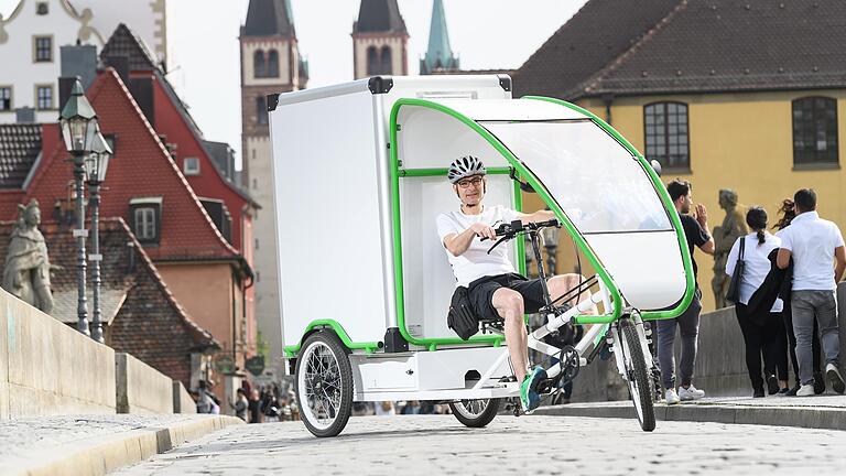 Wolfgang Renninger beliefert mit seinem Lastenrad Bücherläden in Würzburg. Wolfgang Renninger beliefert mit seinem Lastenrad Bücherläden in Würzburg.