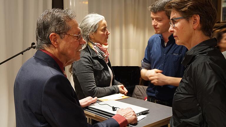 Prof. Klaus Buchner (links) im Gespräch mit Bürgern und OB-Kandidatin Dagmar Dewald (Zweite von links).