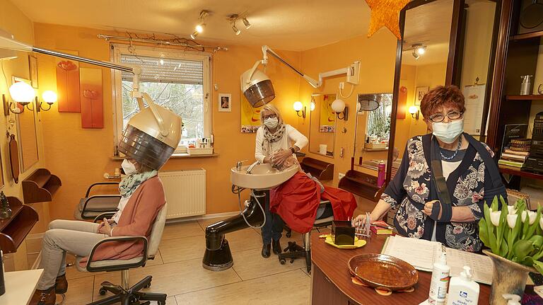 Friseursalon Hörber: Mit 72 geht die Chefin in den Ruhestand. Seit sie 14 ist, hat sie als Friseurin gearbeitet.