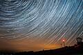 So genannte Startrails, also die Spuren der Sterne durch die Erdrotation,&nbsp; auf der Wasserkuppe. Bei den Sternenwochen steht der Himmel über der Rhön im Mittelpunkt.