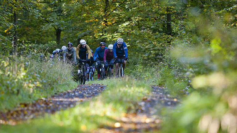 Mit geländegängigen Rennrädern unterwegs: Erster Schwalbe Gravel Ride in den Haßbergen.