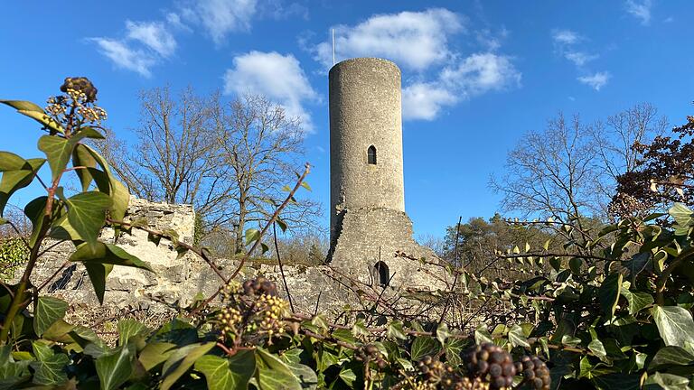 Einst verirrte sich ein Schlossfräulein, als sie von der Reichelsburg hinunter in den Wald gelaufen ist. So erzählt es eine der Sagen, die sich um das Bauwerk ranken. Einst verirrte sich ein Schlossfräulein, als sie von der Reichelsburg hinunter in den Wald gelaufen ist. So erzählt es eine der Sagen, die sich um das Bauwerk ranken.