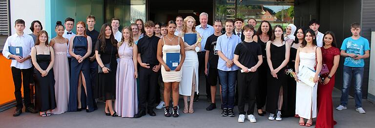 Die Klassen 10aM und 10bM mit ihren Klassenleitern Norbert Rahner und Sabine Weber.