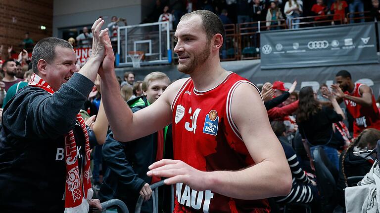 Gibt es für die Würzburg Baskets (im Bild: Felix Hoffmann mit Fans) gegen die Fraport Skyliners wieder einen Heimsieg zu bejubeln?