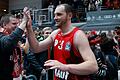 Gibt es für die Würzburg Baskets (im Bild: Felix Hoffmann mit Fans) gegen die Fraport Skyliners wieder einen Heimsieg zu bejubeln?