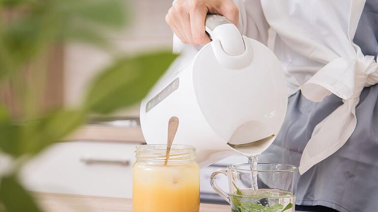 Wasserkocher.jpeg       -  Wegkippen oder Wiederaufkochen? Ob man Wasser im Wasserkocher erneut aufkochen kann, fragen sich viele Menschen.