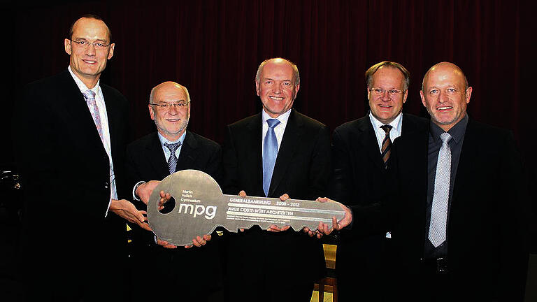 Symbolische Schlüsselübergabe: Die Architekten Thomas Coste (links) und Achim Wüst (rechts) haben ihre Arbeit getan, die Generalsanierung des Martin-Pollich-Gymnasiums ist nach vier Jahren Bauzeit abgeschlossen. Den Schlüssel bewahren nun (weiter von links) Schulleiter Friedrich Steigerwald, Landrat Thomas Habermann und Kreisbaumeister Herbert Bötsch auf. Symbolische Schlüsselübergabe: Die Architekten Thomas Coste (links) und Achim Wüst (rechts) haben ihre Arbeit getan, die Generalsanierung des Martin-Pollich-Gymnasiums ist nach vier Jahren Bauzeit abgeschlossen. Den Schlüssel bewahren nun (weiter von links) Schulleiter Friedrich Steigerwald, Landrat Thomas Habermann und Kreisbaumeister Herbert Bötsch auf.