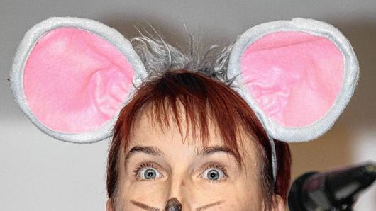 „Hallo! Kennt ihr mich? Ich bin eine Kirchenmaus und wohne im Ebelsbacher Gotteshaus. Claudia Reinwand hatte die Lacher auf ihrer Seite. „Hallo! Kennt ihr mich? Ich bin eine Kirchenmaus und wohne im Ebelsbacher Gotteshaus. Claudia Reinwand hatte die Lacher auf ihrer Seite.